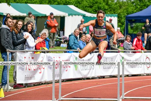 Lokalmatadorin Carolina Krafzik (VfL Sindelfingen) auf dem Weg zu einem neuen Meetingrekord über 300 Meter Hürden