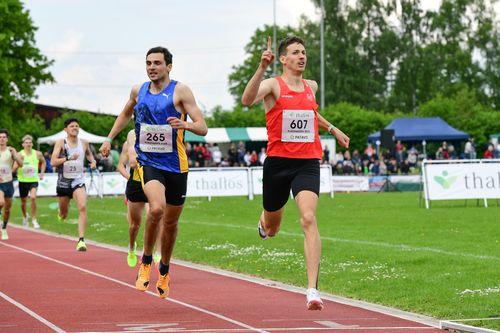 v.r.: Tim Holzapfel (Unterländer LG) bei seinem Heimsieg über 1.000 Meter vor Christoph Kessler (LG Region Karlsruhe)